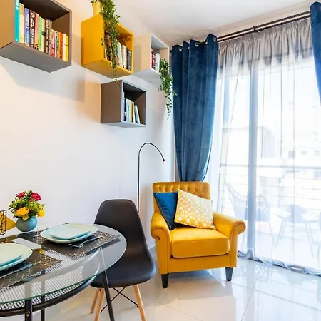 Light House - Seafront Cosy With Library 파포스