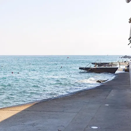 Light House - Seafront Cosy With Library