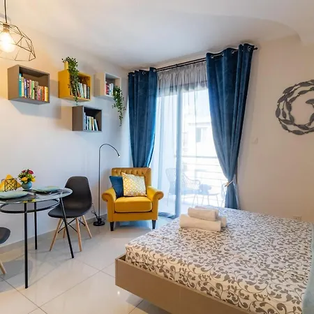 Light House - Seafront Cosy With Library