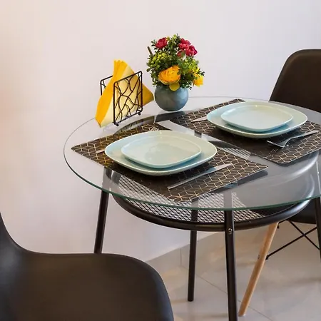 Light House - Seafront Cosy With Library