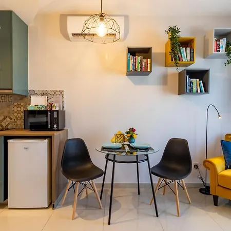 Light House - Seafront Cosy With Library * פאפוס