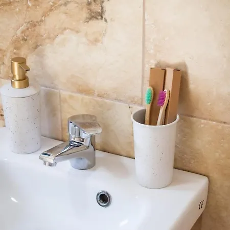 Light House - Seafront Cosy With Library * פאפוס