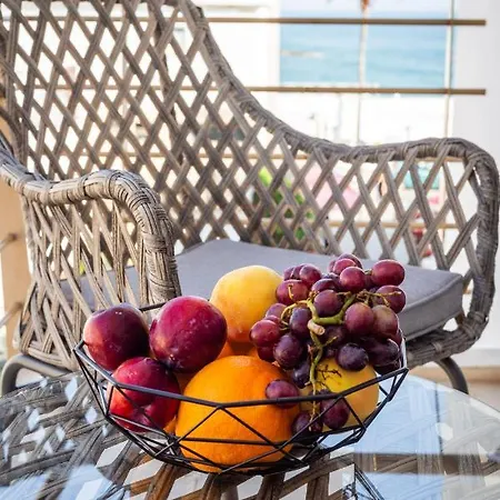 Light House - Seafront Cosy With Library דירה