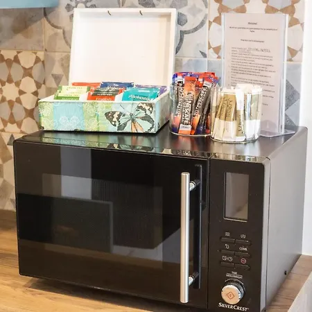 Light House - Seafront Cosy With Library דירה פאפוס