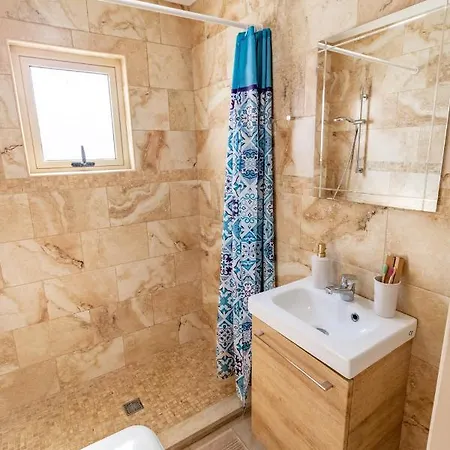 Light House - Seafront Cosy With Library * Paphos