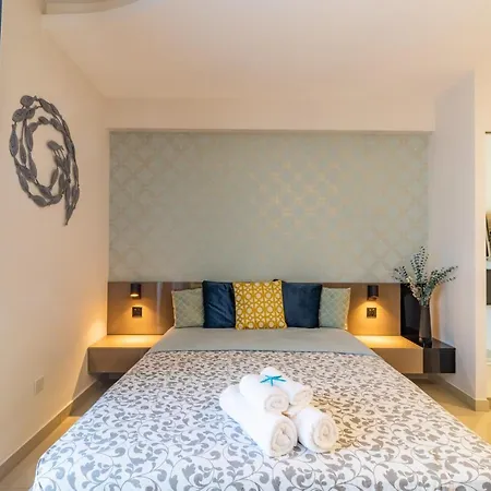 Light House - Seafront Cosy With Library Paphos