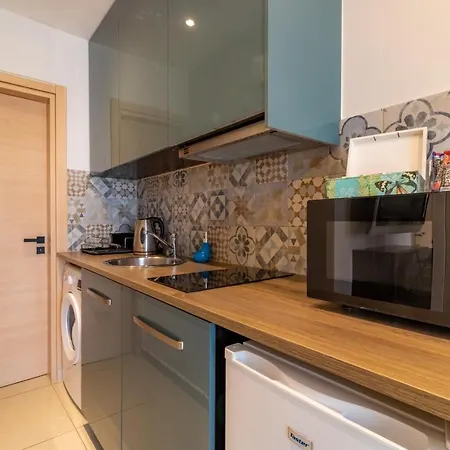 Light House - Seafront Cosy With Library Apartment *