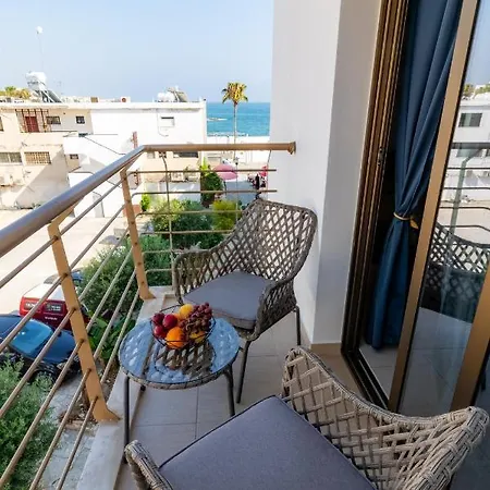 Light House - Seafront Cosy With Library *