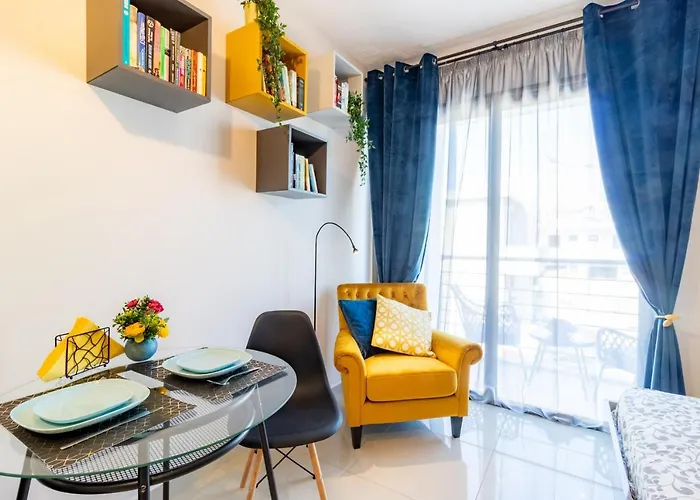 Light House - Seafront Cosy With Library Paphos