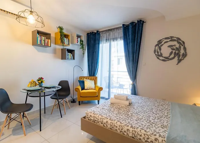 Light House - Seafront Cosy With Library