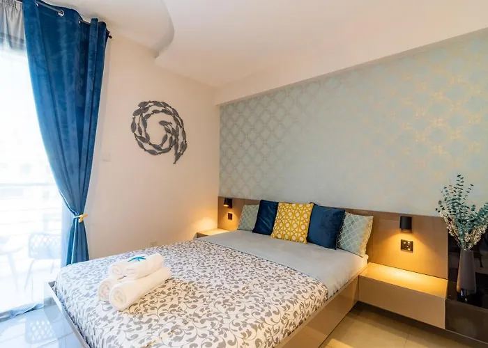 Light House - Seafront Cosy With Library Apartment