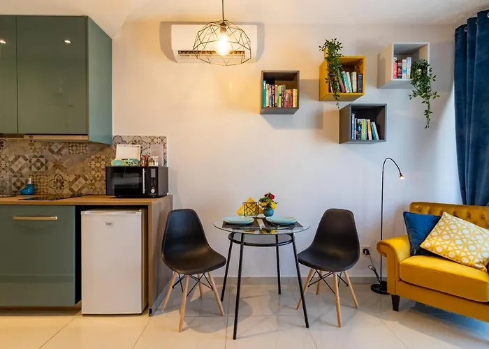 Light House - Seafront Cosy With Library * Пафос