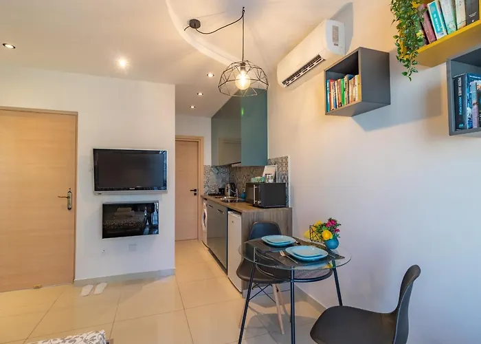 Апартаменты Light House - Seafront Cosy With Library Пафос