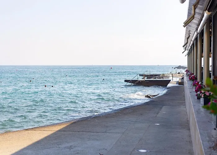Light House - Seafront Cosy With Library