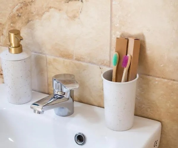 Light House - Seafront Cosy With Library * Пафос