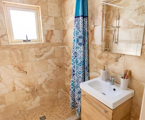 Light House - Seafront Cosy With Library * Пафос