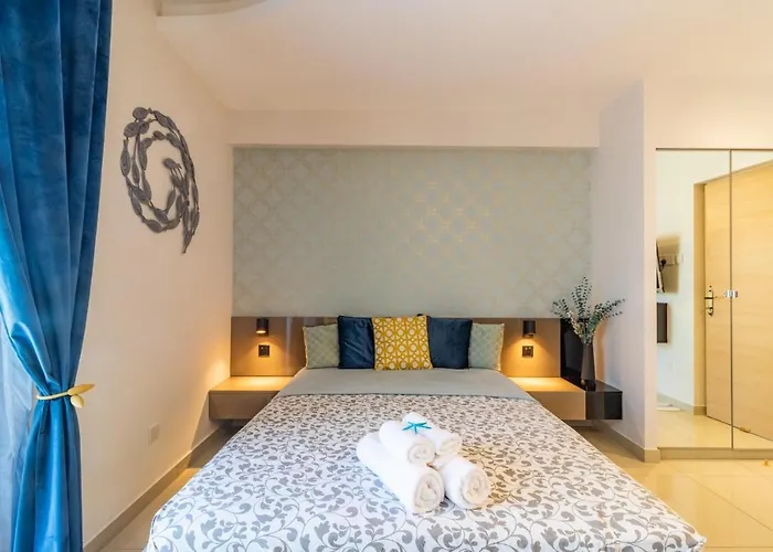 Light House - Seafront Cosy With Library Paphos