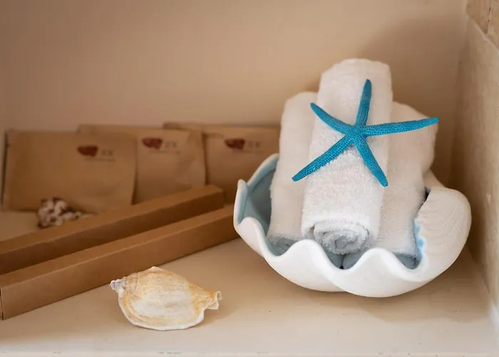 Light House - Seafront Cosy With Library