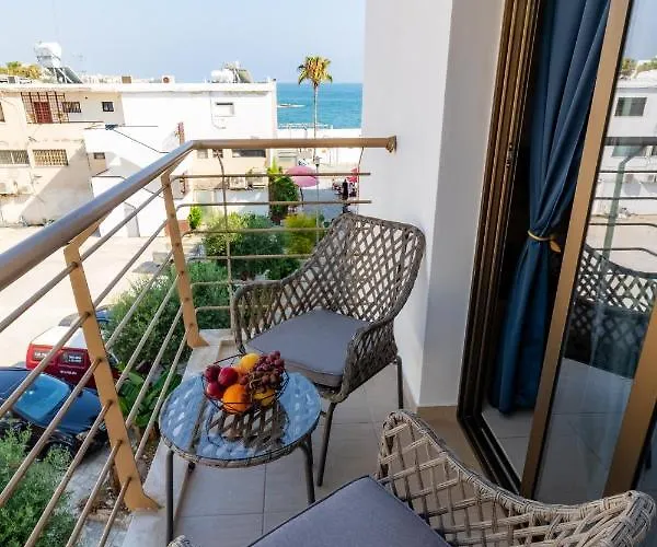 Light House - Seafront Cosy With Library *