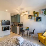 Apartment Light House - Seafront Cosy With Library
