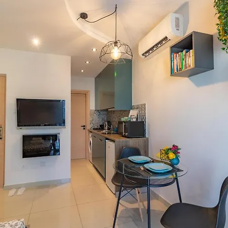 公寓 Light House - Seafront Cosy With Library Paphos